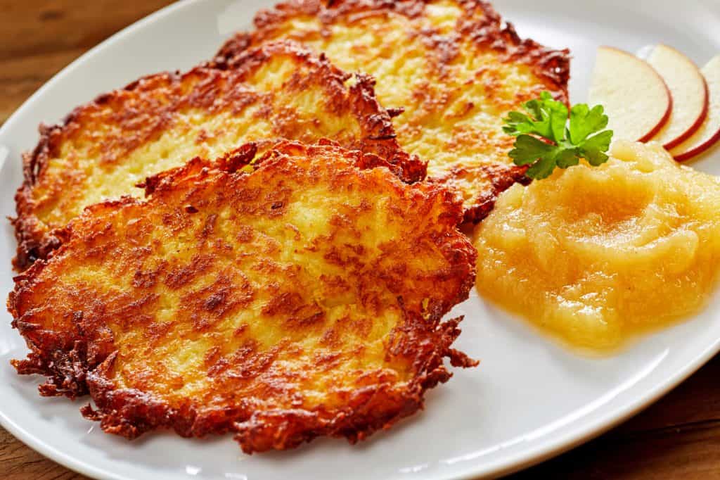 potato pancakes recipe German Kartoffelpuffer reibekuchen authentic traditional applesauce rosti