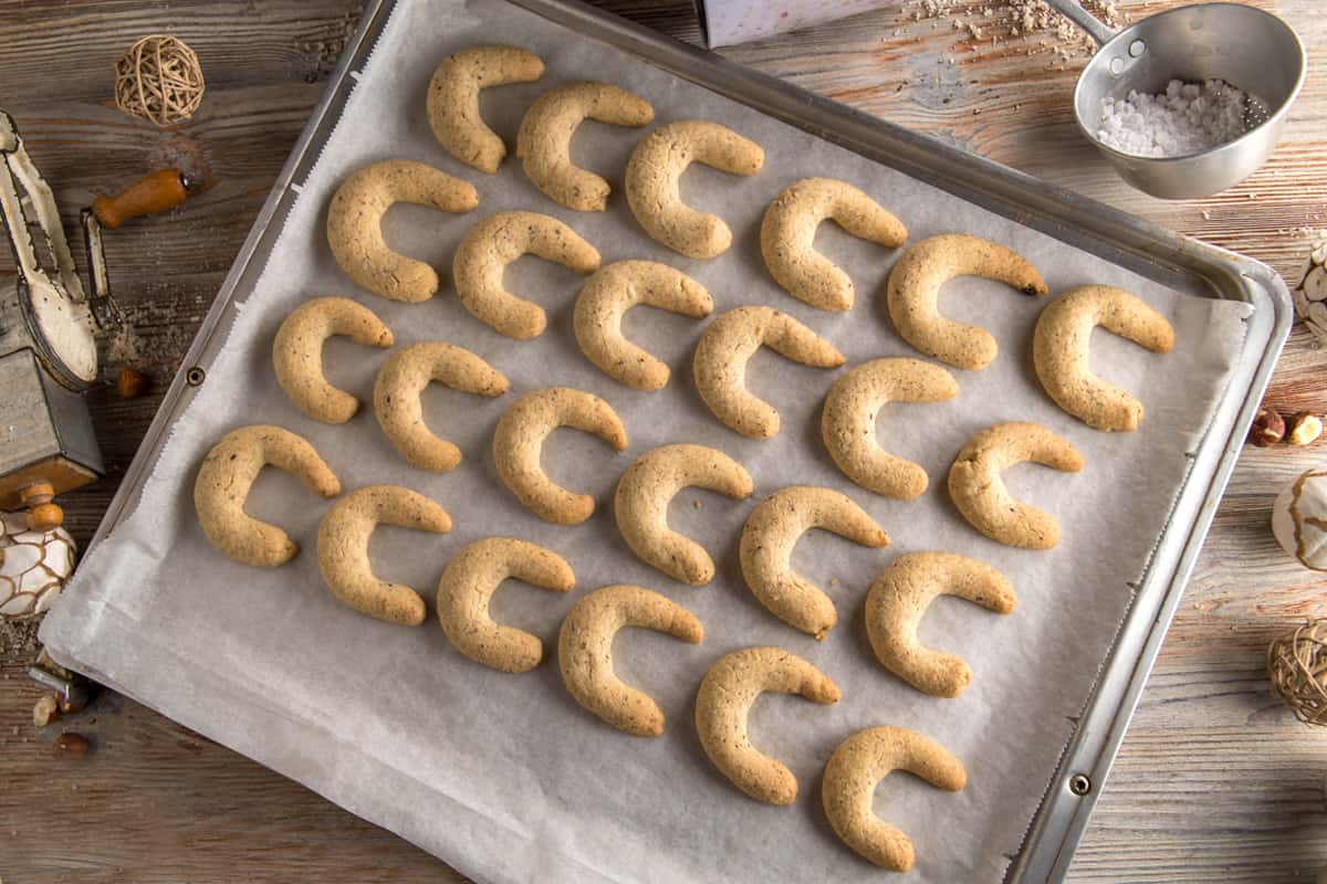 vanillekipferl recipe traditional authentic Austrian German vanilla crescent cookies nuts