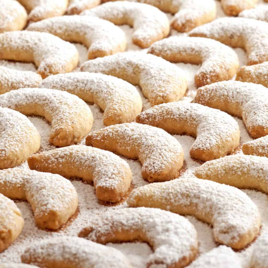vanillekipferl recipe cookies austrian polish german vanilla christmas holidays nuts almonds walnuts hazelnuts traditional authentic shortbread