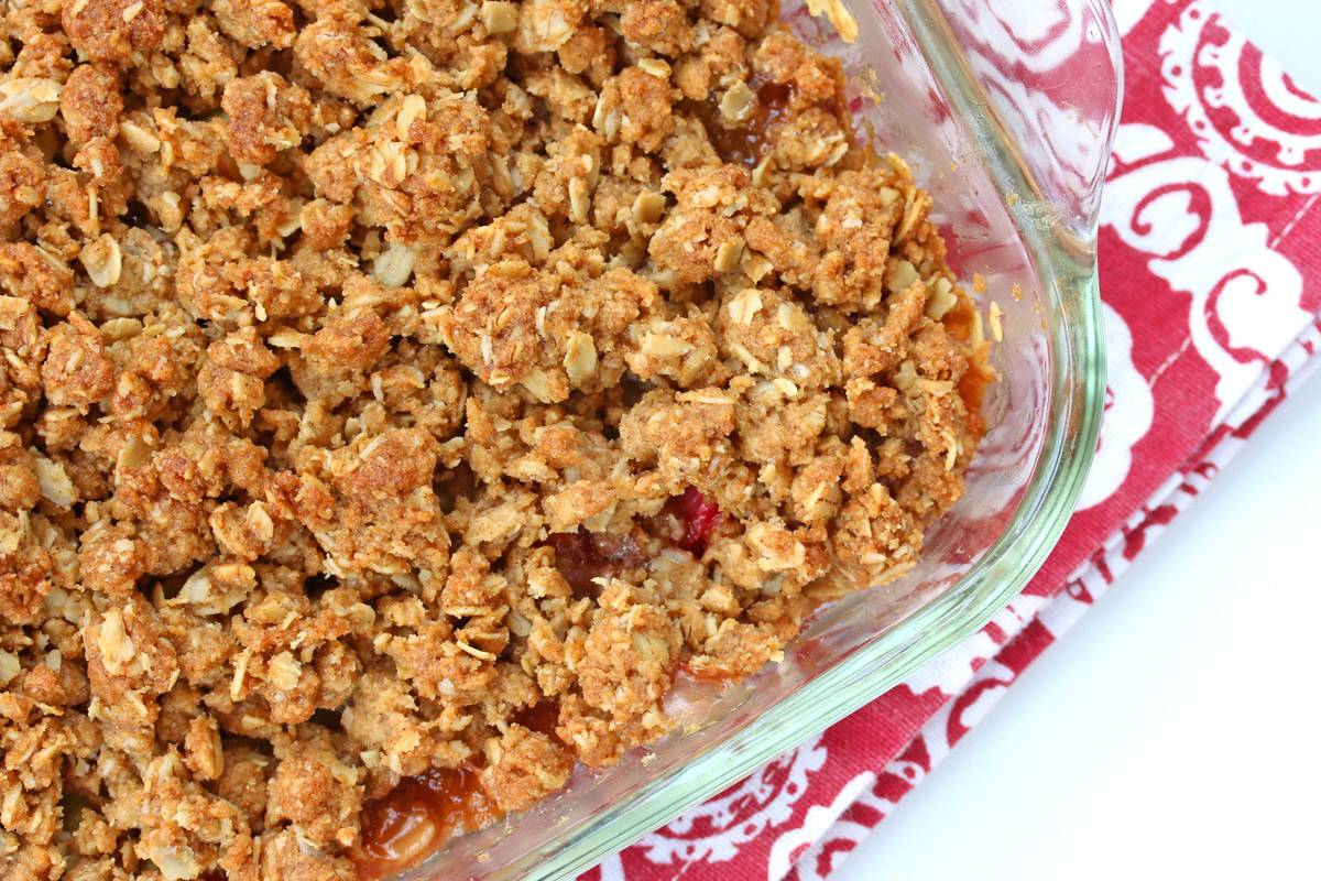 rhubarb crisp recipe best homemade crumble traditional oats brown sugar nuts almond flour crunchy vanilla