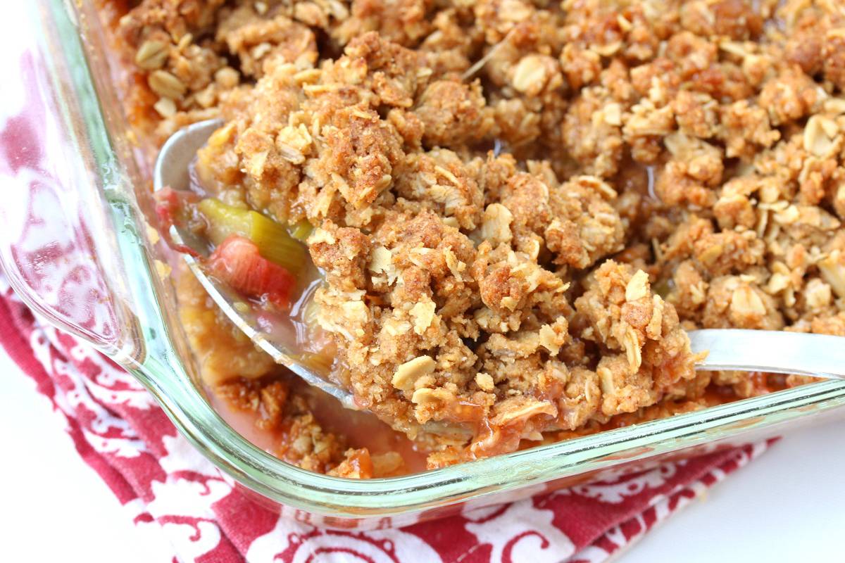 rhubarb crisp recipe best homemade crumble traditional oats brown sugar nuts almond flour crunchy vanilla