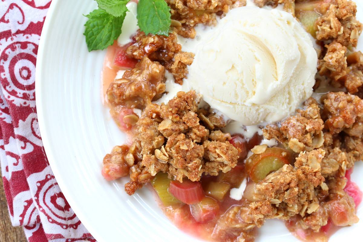 rhubarb crisp recipe best homemade crumble traditional oats brown sugar nuts almond flour crunchy vanilla