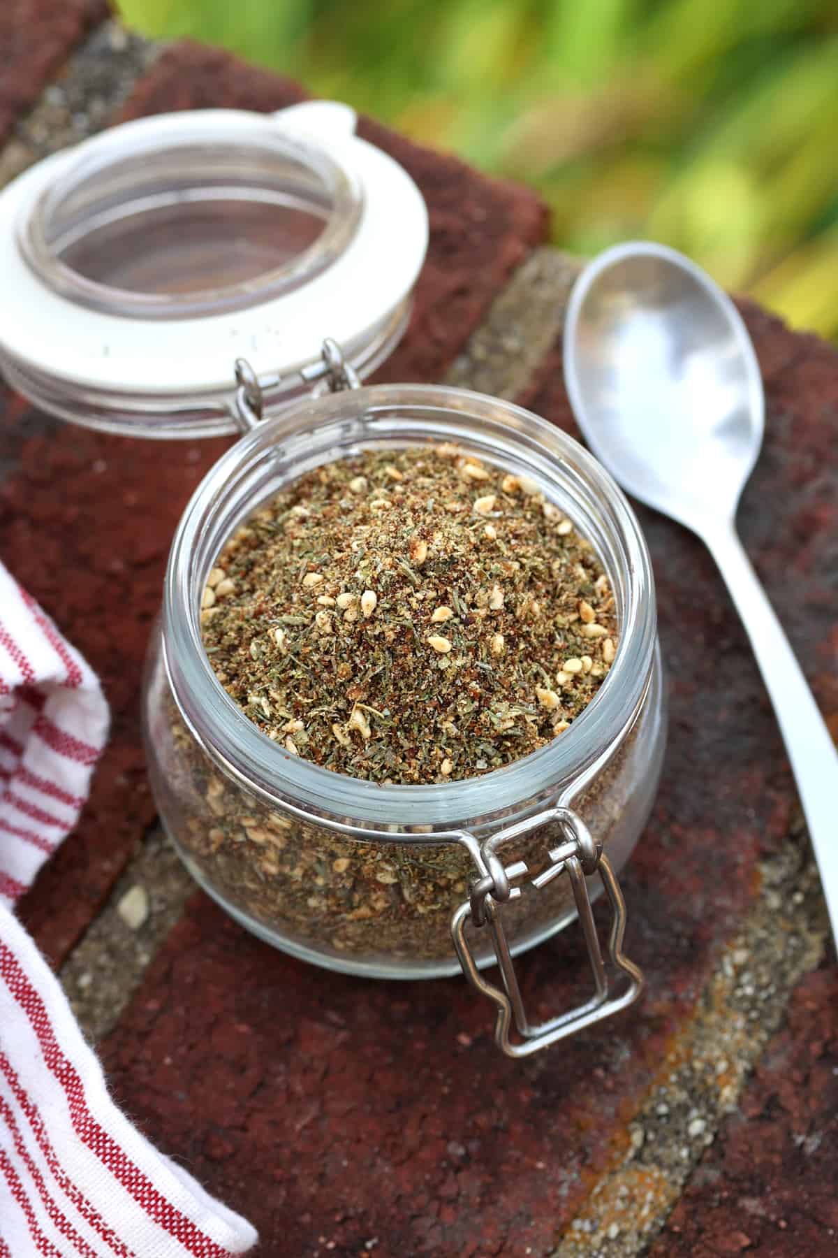 za'atar recipe homemade seasoning blend spice mix Middle Eastern sesame seeds sumac zaatar