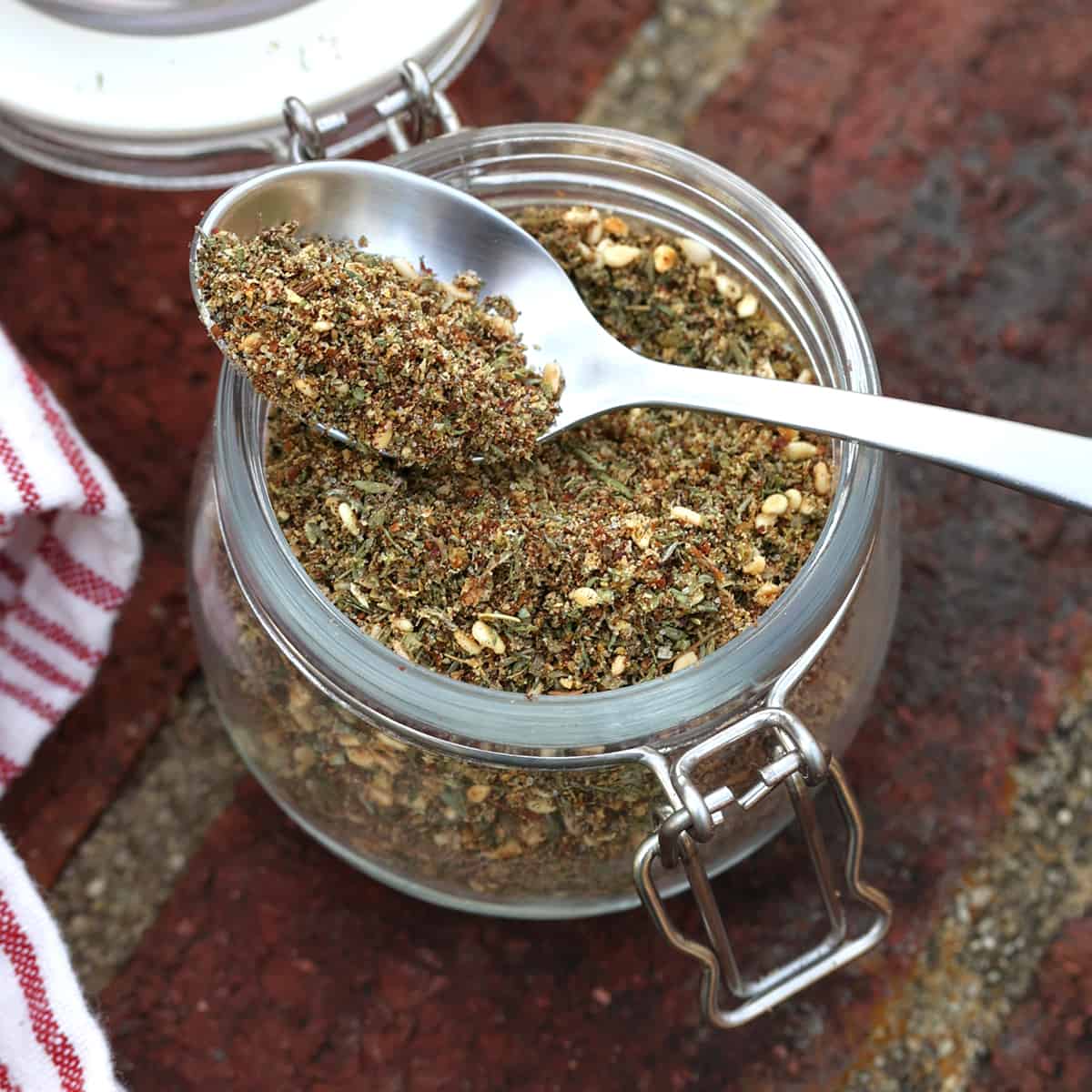za'atar recipe homemade seasoning blend spice mix Middle Eastern sesame seeds sumac zaatar