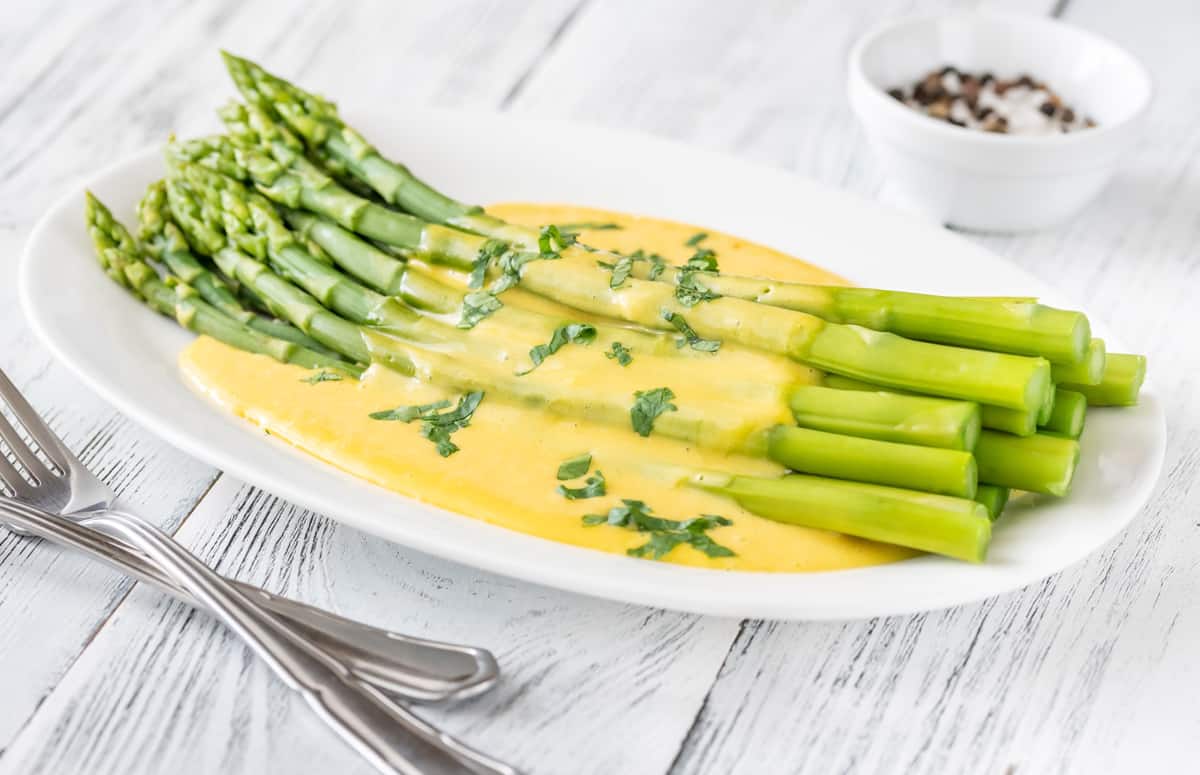 hollandaise sauce recipe best traditional French Dutch sauce eggs benedict asparagus easy blender