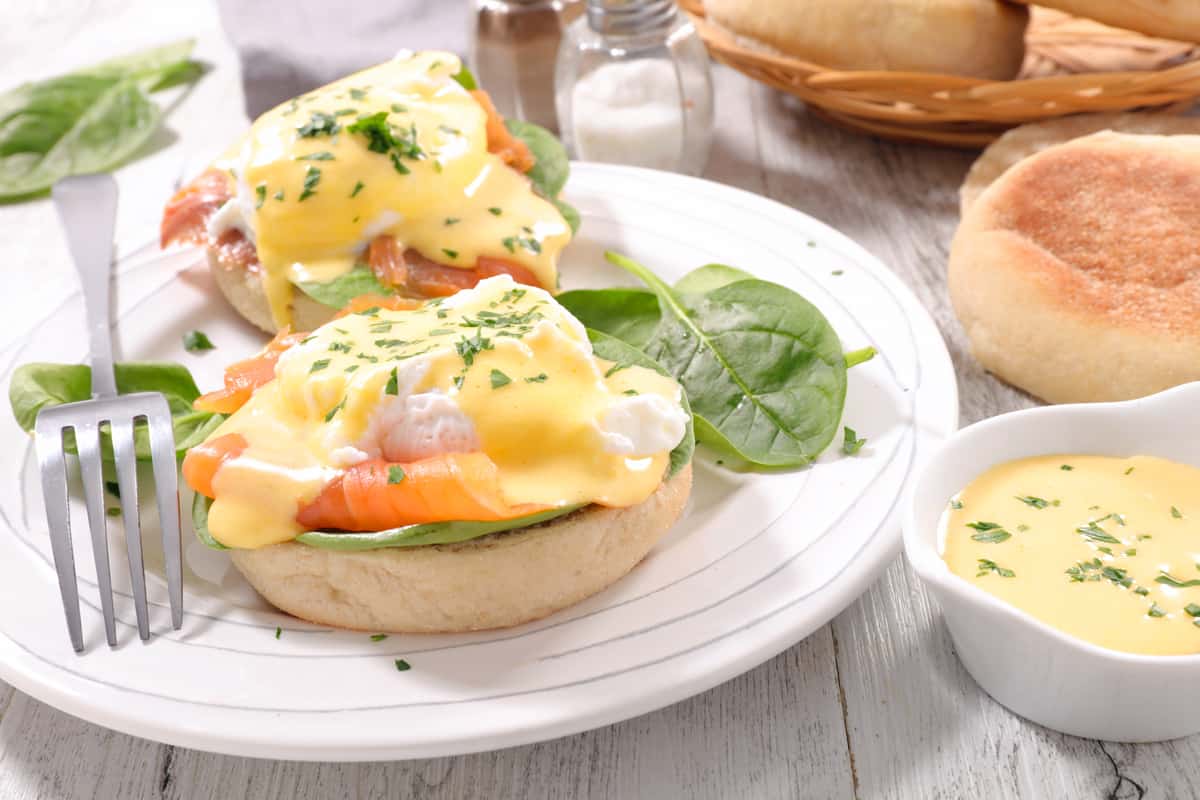 hollandaise sauce recipe best traditional French Dutch sauce eggs benedict asparagus easy blender