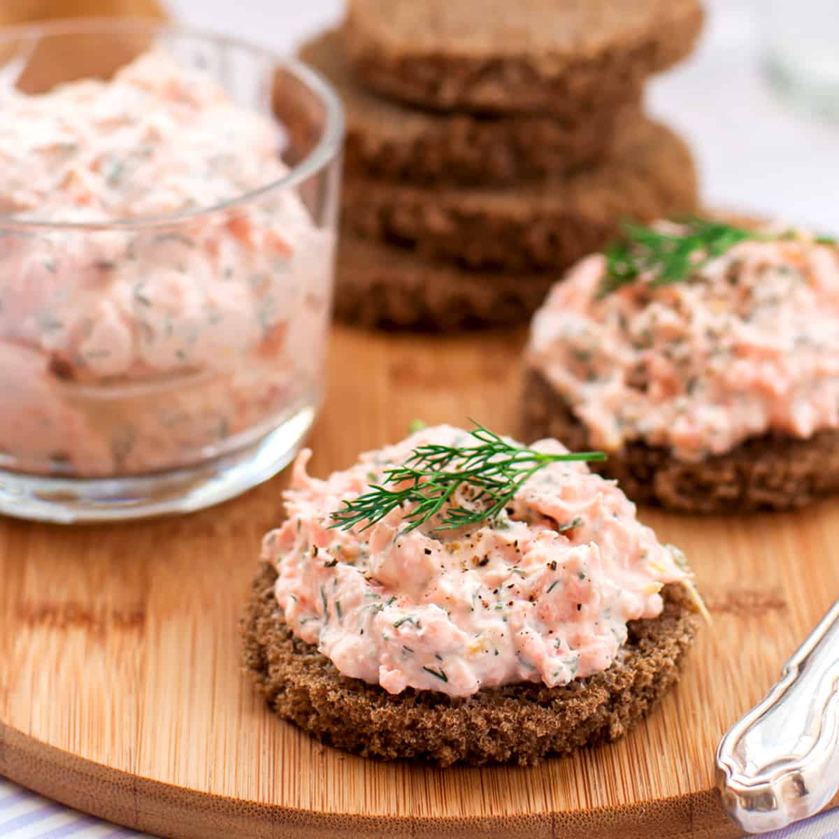 smoked salmon spread recipe dip appetizer hors d'oeuvres brunch easy fancy gourmet elegant cream cheese dill capers