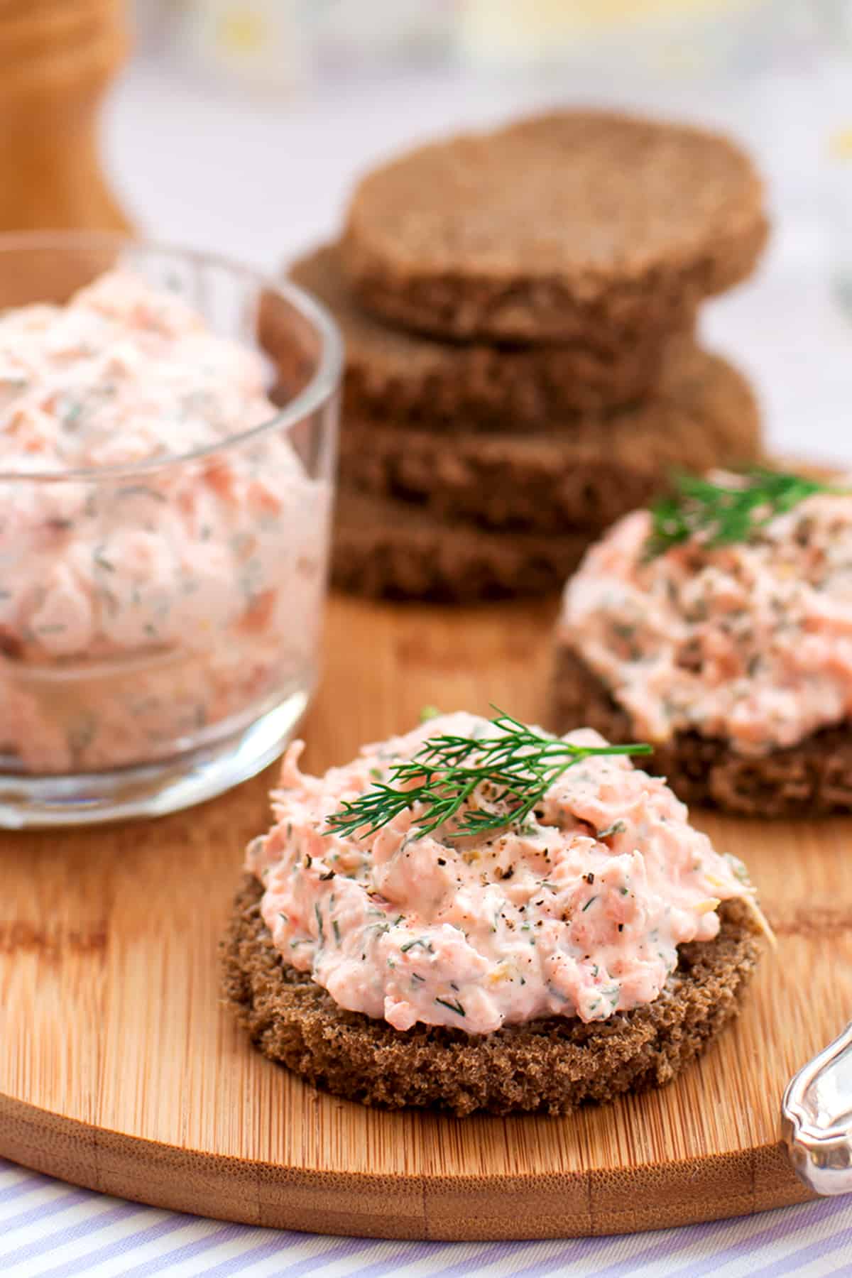 smoked salmon spread recipe dip appetizer hors d'oeuvres brunch easy fancy gourmet elegant cream cheese dill capers