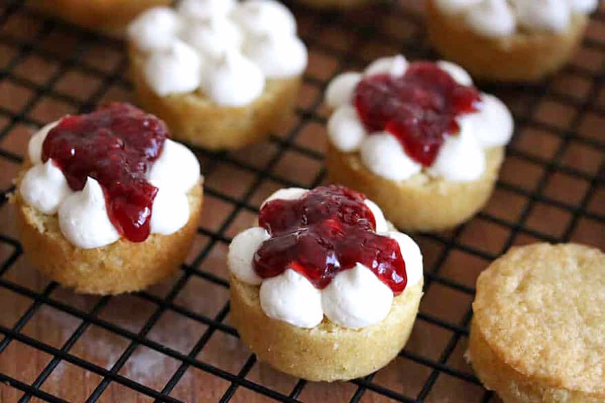 victoria sponge cake recipe traditional afternoon tea english british mini