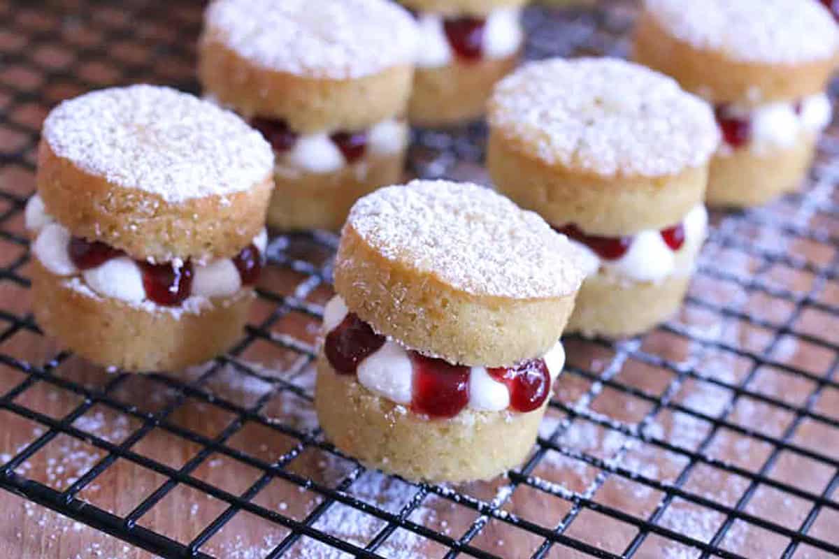victoria sponge cake recipe traditional afternoon tea english british mini