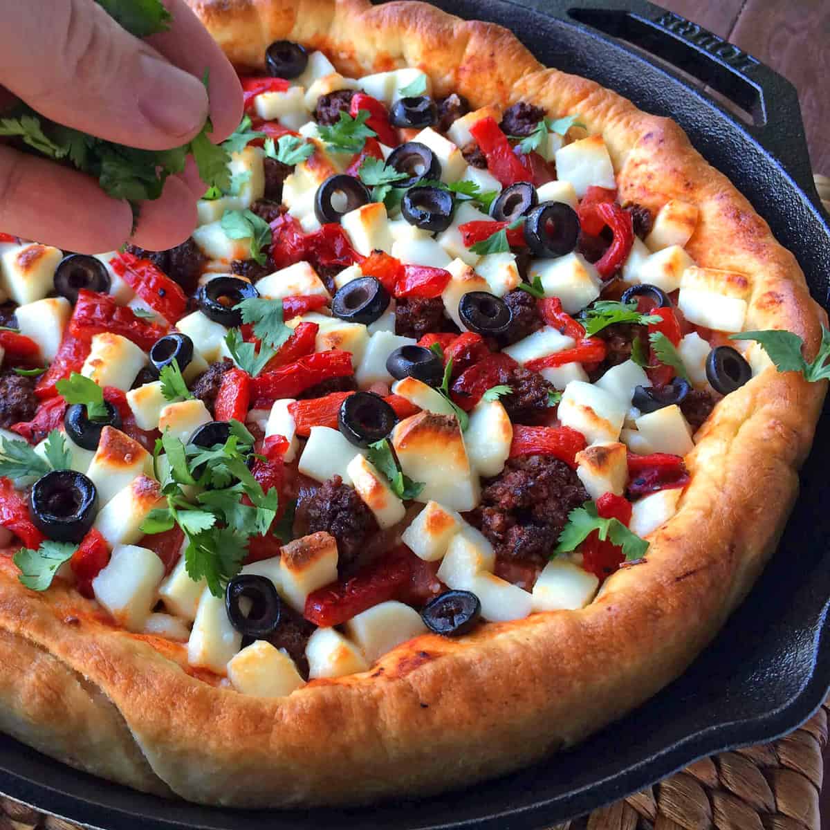 chorizo ​​picos receptas meksikietiškas gilus patiekalas keptuvė queso freska skrudinti raudonieji pipirai juodosios alyvuogės kalendra
