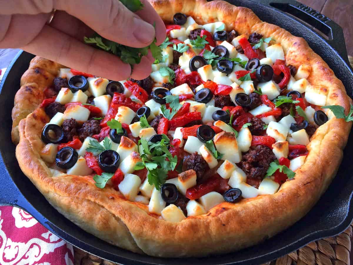 chorizo ​​picos receptas meksikietiškas gilus patiekalas keptuvė queso freska skrudinti raudonieji pipirai juodosios alyvuogės kalendra