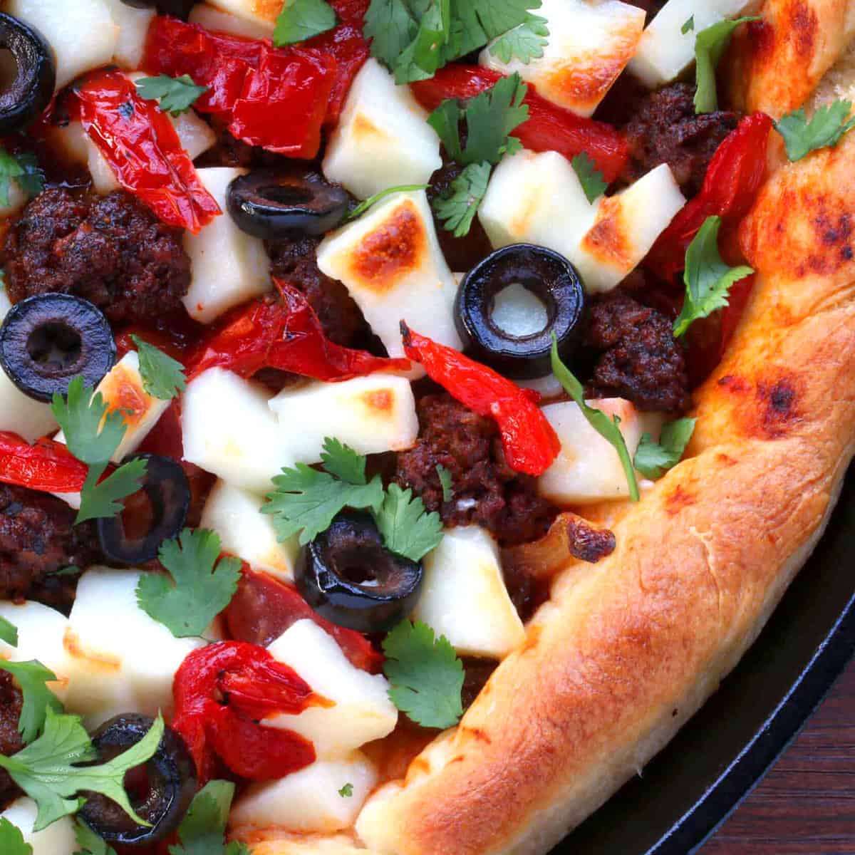 chorizo ​​picos receptas meksikietiškas gilus patiekalas keptuvė queso freska skrudinti raudonieji pipirai juodosios alyvuogės kalendra