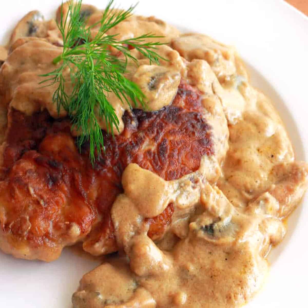german pork chops recipe hunter's style creamy mushroom sauce gravy jaegersosse