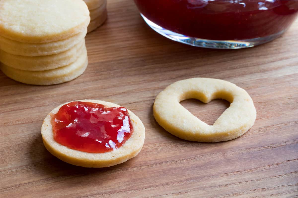 placing the red currant jelly on the cookies